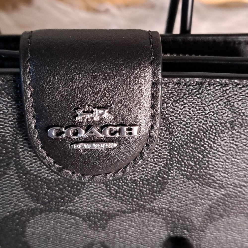 Coach NWT Medium Corner Zip Wallet In Signature Canvas - Picture 3 of 9